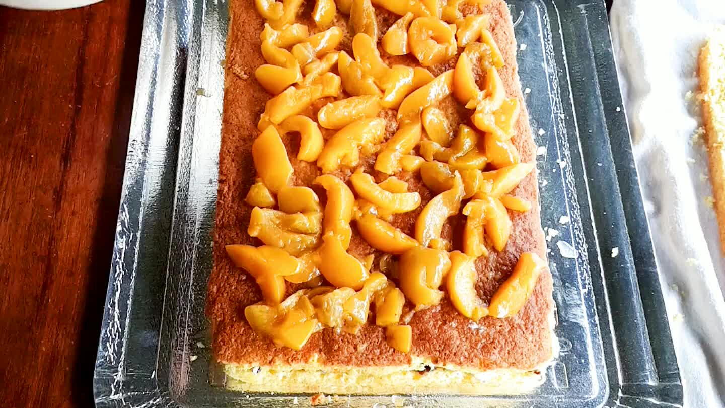 creme, a terceira de uva passas, mais creme;Se usar passas ou ameixas deixar de molho e bater no liquidificador um pouco só umas pulsadas.