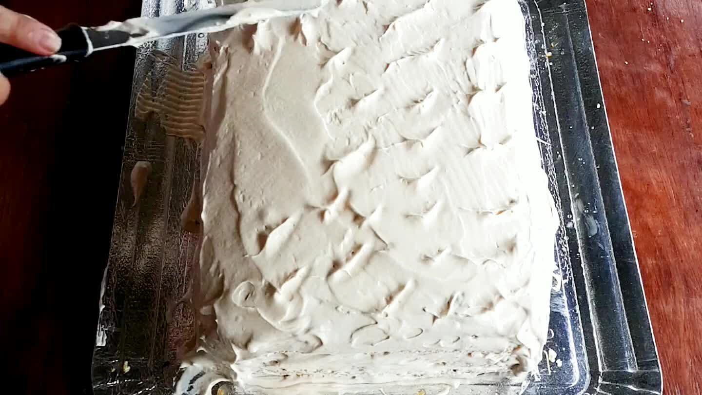 lo menos 4 horas, deixar assim ou salpique chocolate granulado, pode ser cocô, ou frutas como preferir.