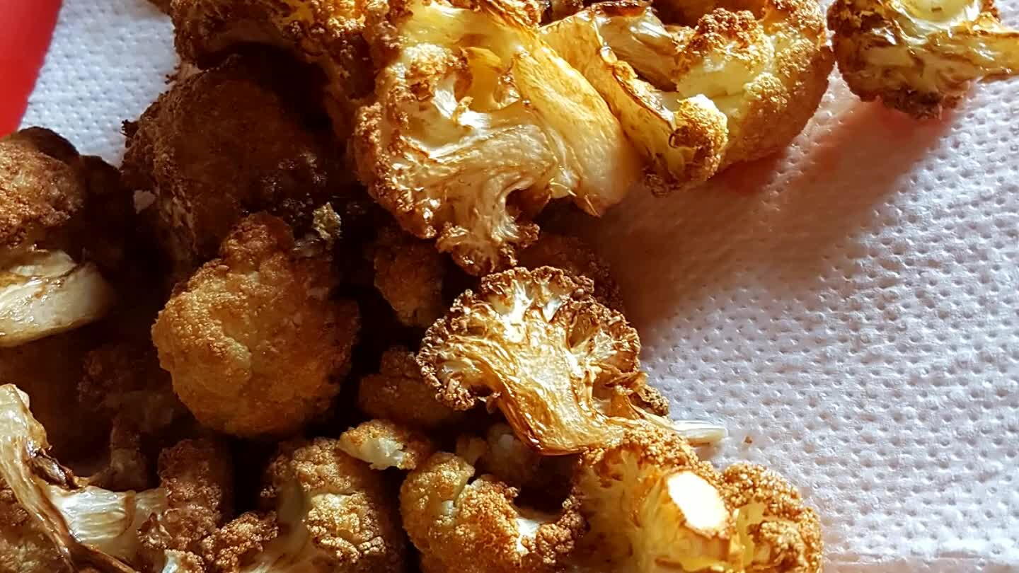 Leg het daarna op een groot bord. Besprenkel rijkelijk met peper, zout en smak, en knijp de citroen erboven uit.