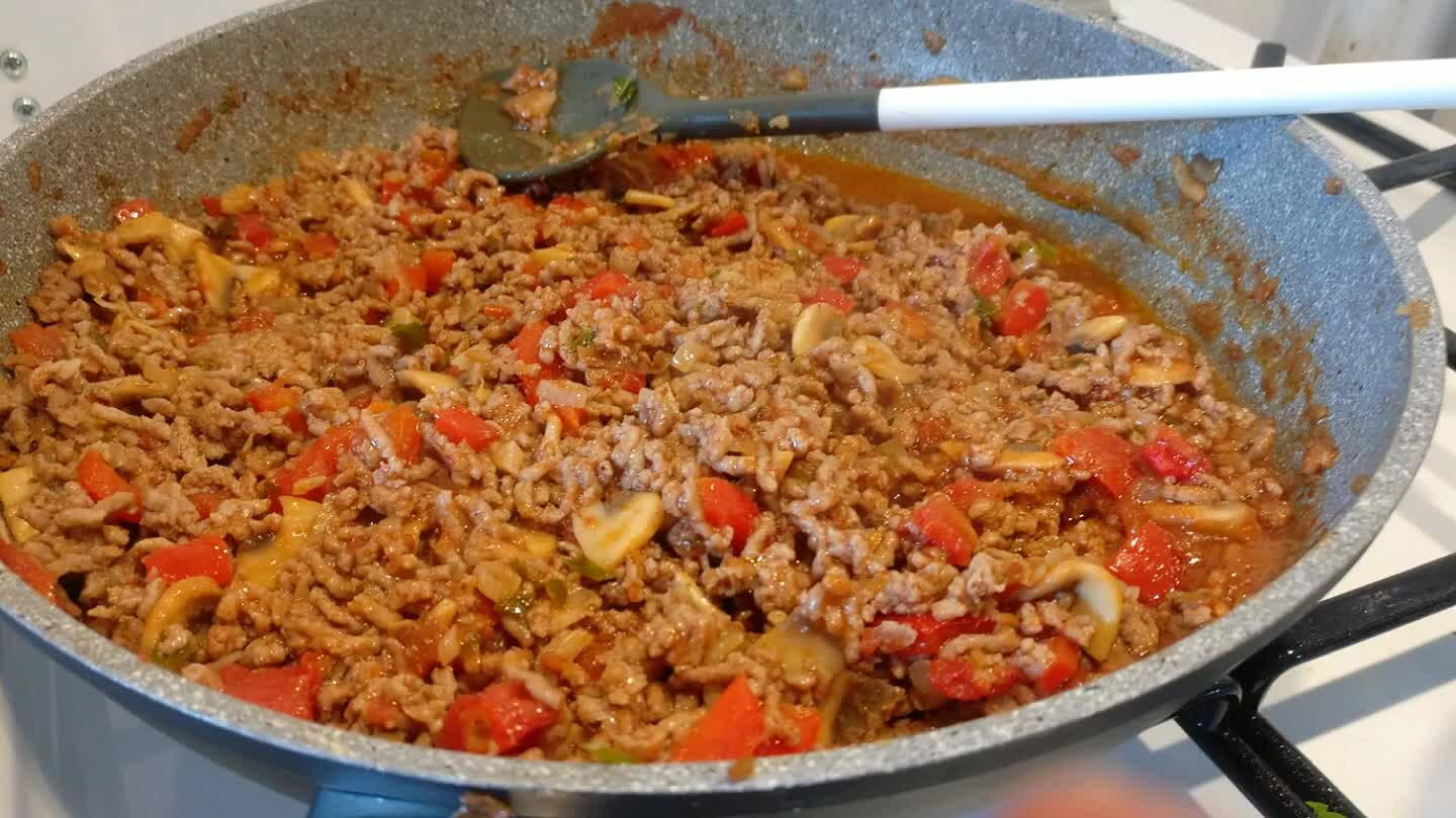 queño posible. En una sarten pochamos los ajos y la cebolla a fuego lento, para evitar que se quemen. Una vez pochado se sube el fuego y añadimos la carne ya salpimentada. Movemos para evitar que la carne quede apelmazada. Añadimos el vino y dejamos que se evapore un poco, añadimos el perejil, la menta y los tomates cortados en cuadraditos pequeños y dejamos cocinar todo junto a fuego medio durante aproximadamente 20 min.
