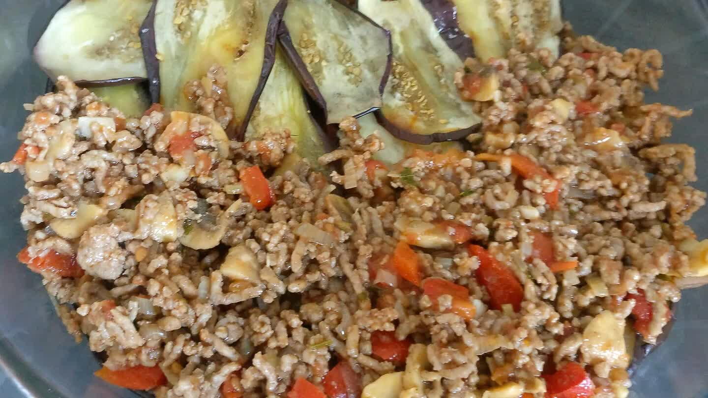 berenjenas, luego la base de carne, otra de berenjenas, otra de carne, y por ultimo la bechamel. Como toque especial, le viene genial queso Feta en la capa de la bechamel, pero al gusto ya que este si tiene lactosa, en su defecto pueden ponerle mozzarella sin lactosa. Se mete al horno precalentado a 160° durante 30-40 min. Guten Appetit!!