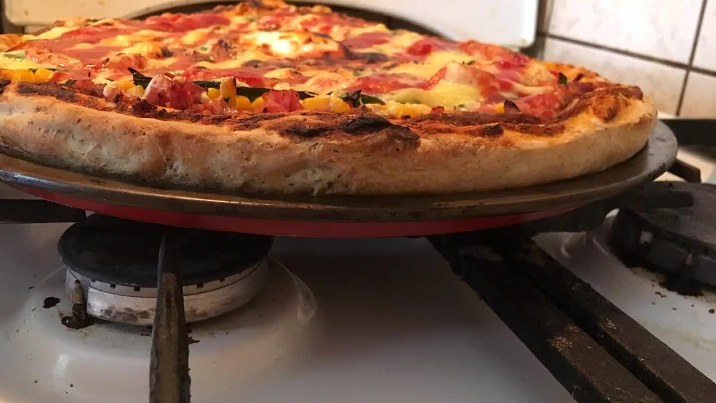 cky. // cesto je základ pizze roky som skúšal no tento recept je moja dokonalosť proste tom :: rúru predhrejeme na 275 'C a peciem 8-10 minút. Ingrediencie nechám už na vás. Omáčka na potretie : na 3 pizze 3 pretlaky veľké, sušený cesnak cca štvrť sáčku, oregano štvrť sáčku, kečup,soľ,čierne korenie, zmiešam a hotovo okraje pizze potieram cesnakový olejom zmiešaným s vajíčkom,cca 2-3 vajíčka ak sa zvýši vylejem na pizzu