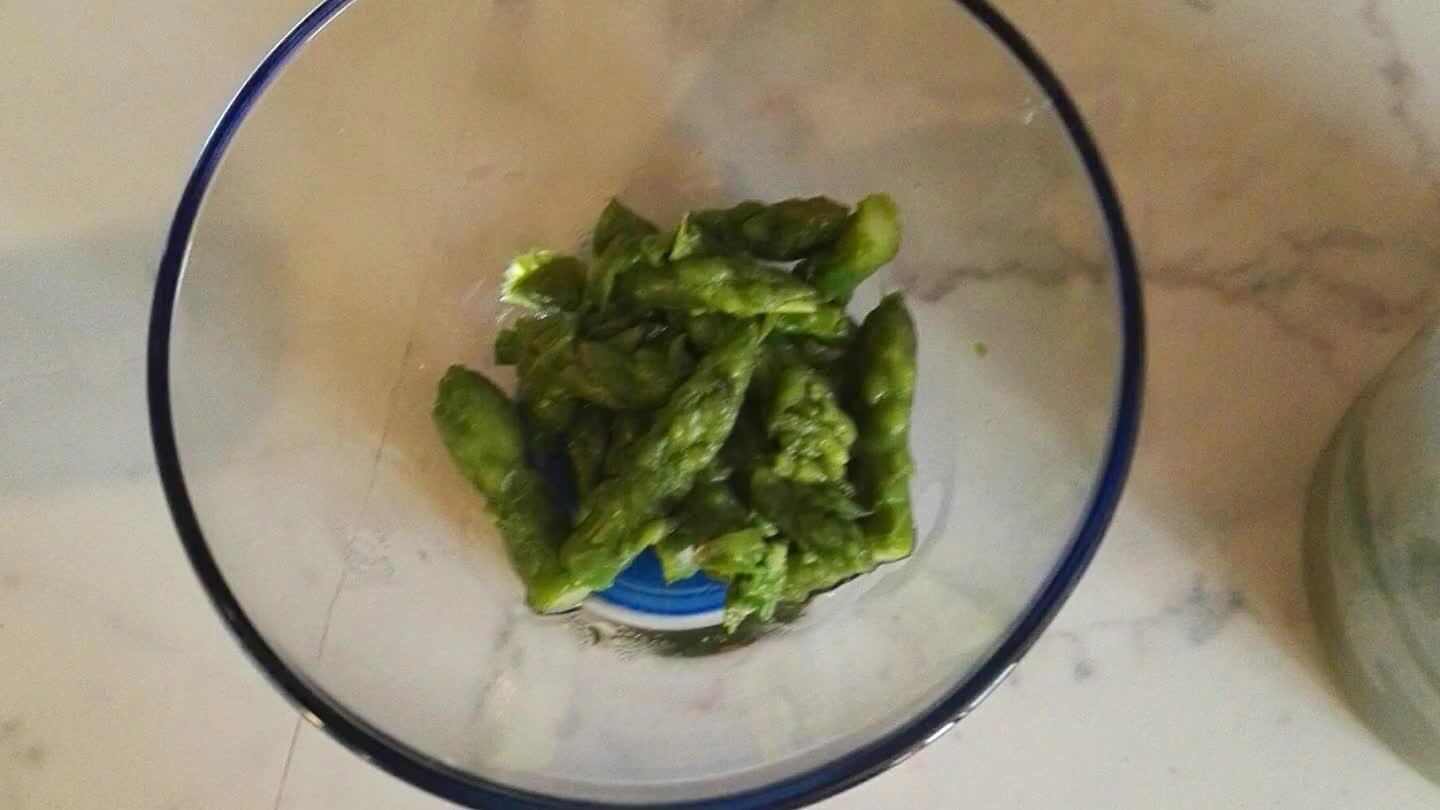 ema con il gambo, aggiungendo un filo di olio e un pizzico di sale