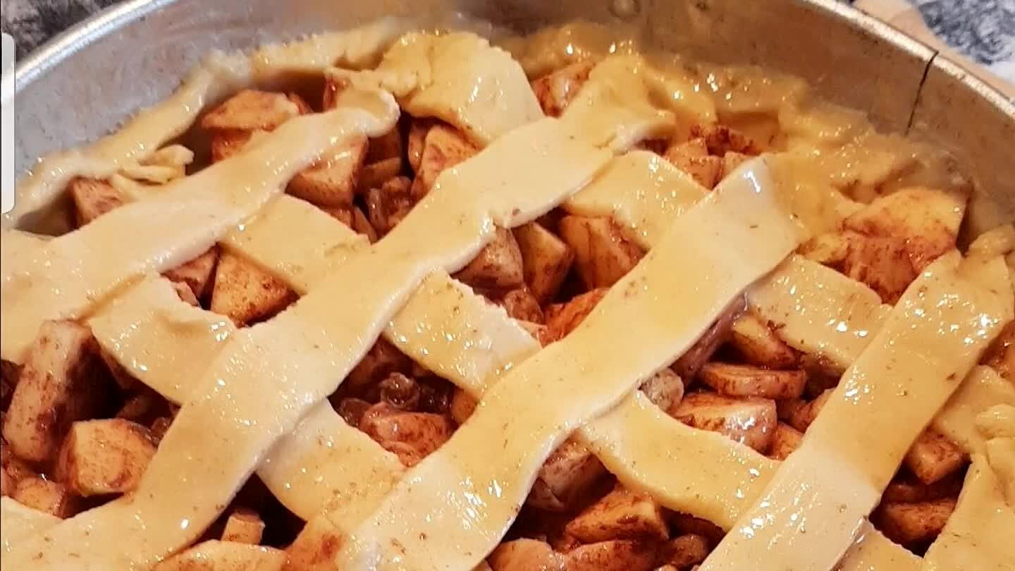 okjes van te maken en verdeel dit over de taart.
