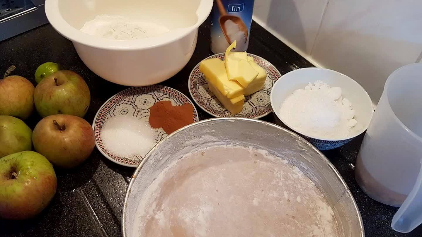 te ei het snufje zout en de klein gesneden boter toe. Laat de rozijnen in lauwwarm water wellen.