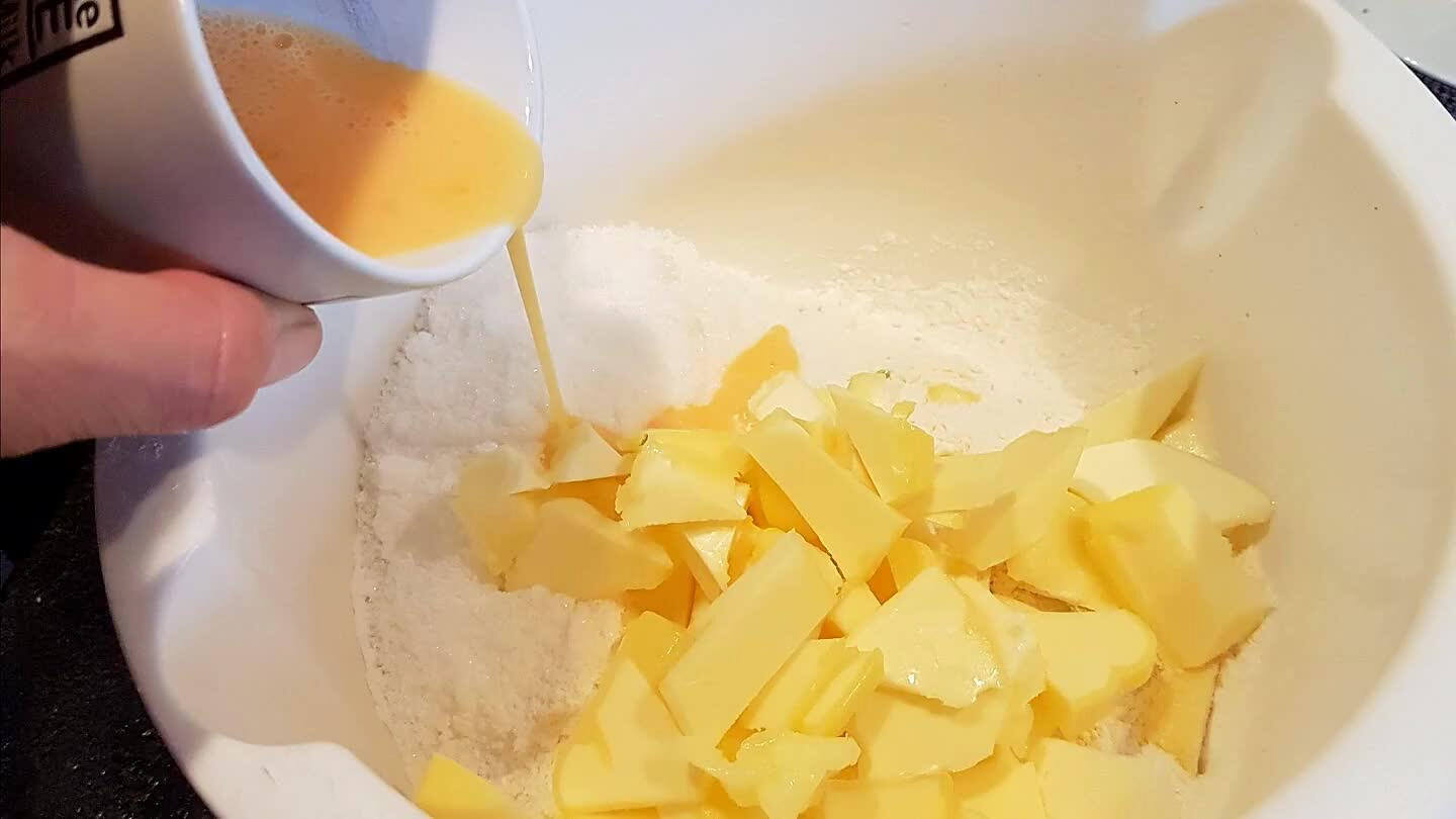 e hand zodat het een smeuïge klomp deeg is. Zet het deeg even afgedekt in de koelkast.