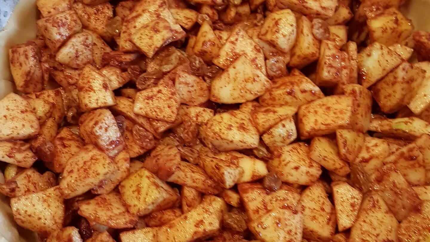 okjes. Doe de appelstukjes samen met de rozijnen het kaneel, suiker en citroensap in een kom en meng het goed door. Warm de oven voor op 170C°