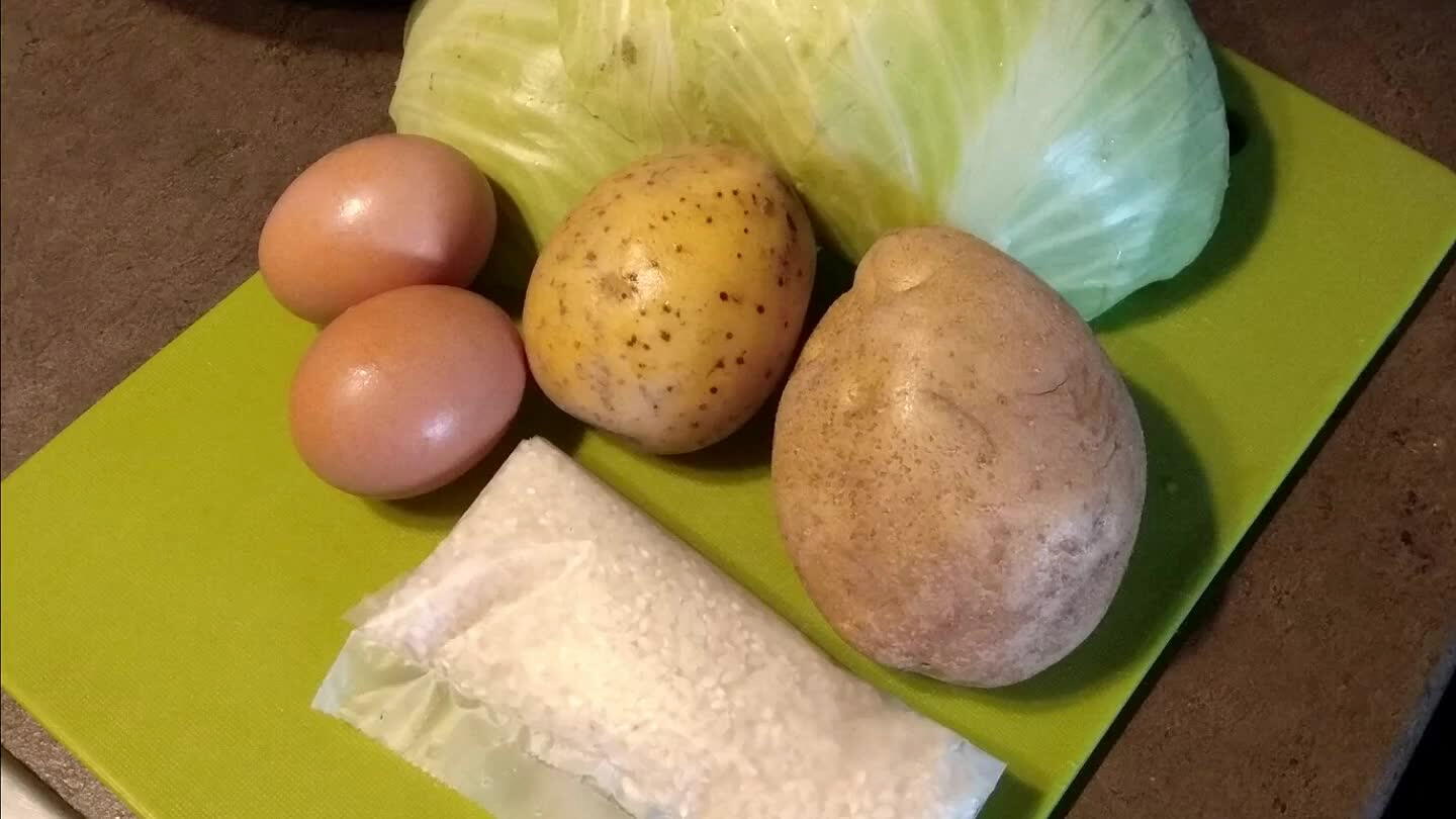 liścia kapusty wyciąć twardą grubą część, pokroić na trzy części i drobno posiekać. Ziemniaki obrać i pokroić w kostkę. Osobno ugotować ryż, ale gotować go na 5 min mniej od podanego na opakowaniu czasu.