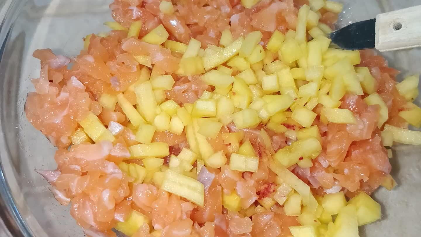 liati anch'essi molto piccoli. Aggiungere olio, sale, limone e melograno pulito bene. Mescolare il tutto
