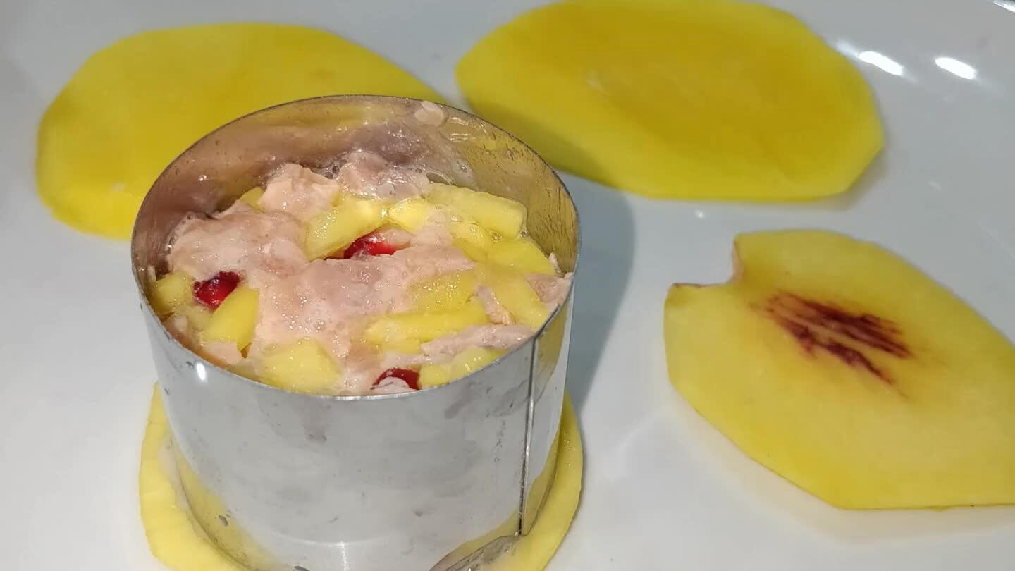 re il coppapasta su ogni fettina e aiutandosi con un cucchiaio disporre il composto. Decorare con chicchi di melograno e menta . Prima di servire lasciar riposare in frigo almeno due ore