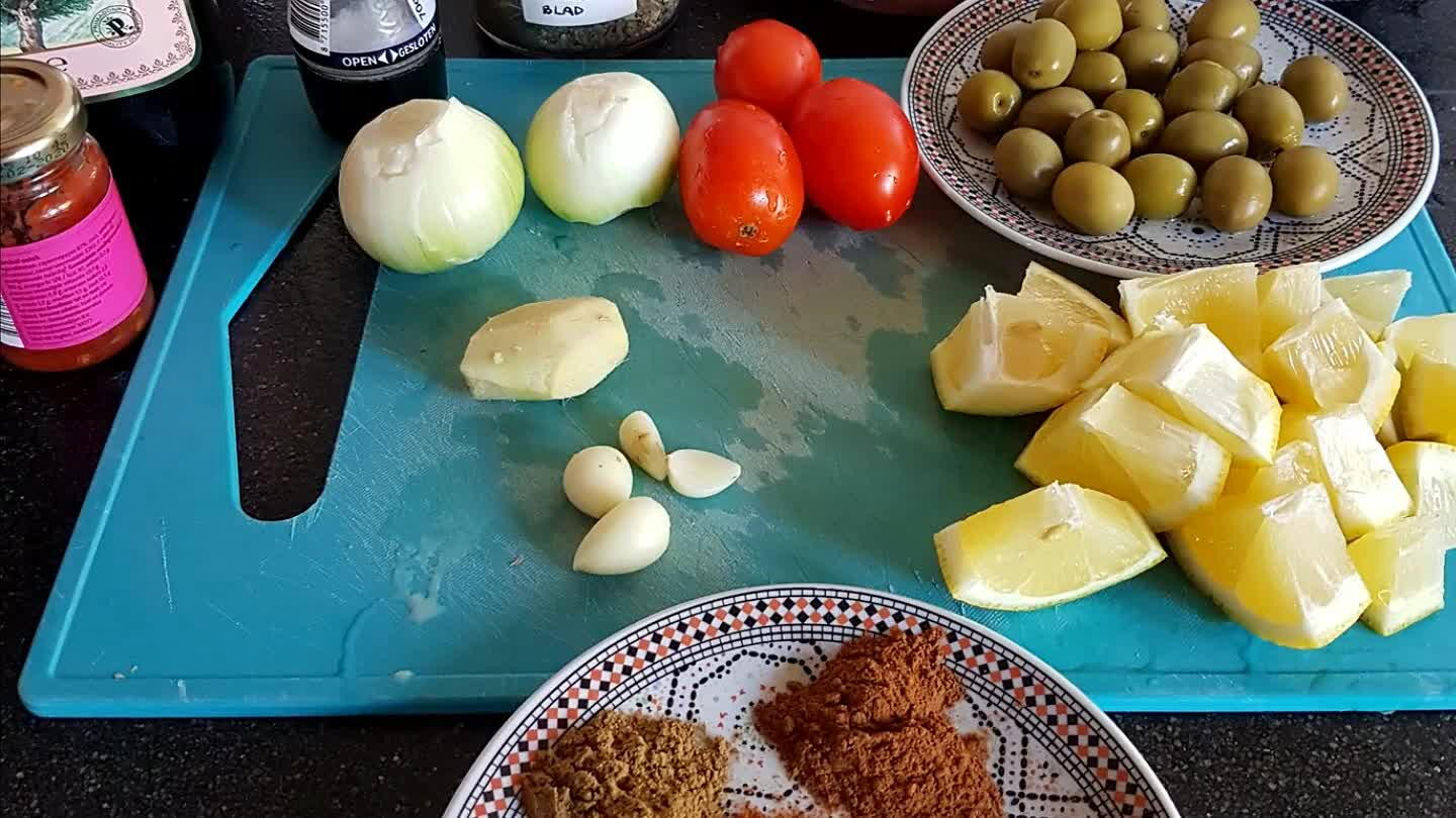 troen en snijd het in stukjes.Ontdoe de ui, gember en knoflook van de schil.