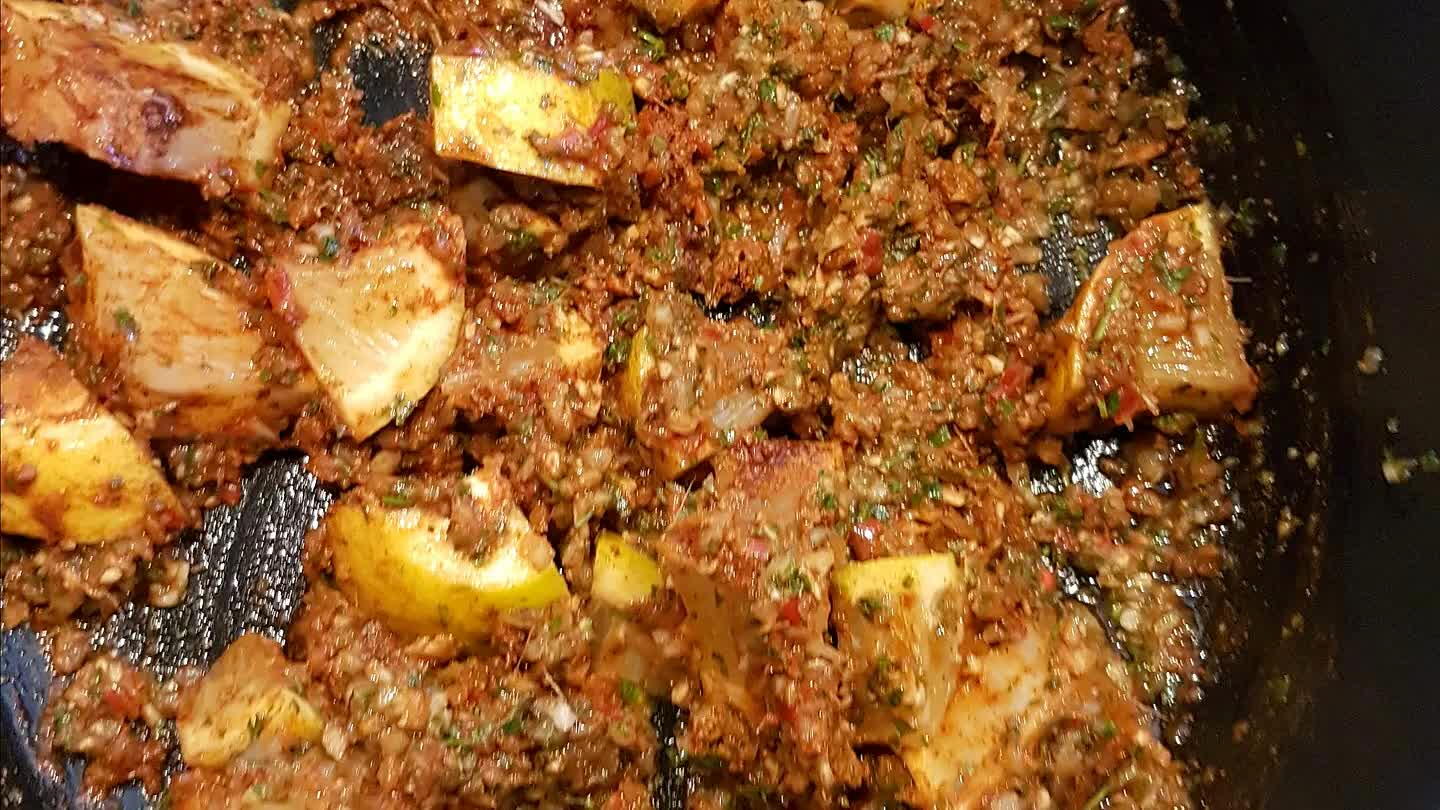 de stukjes citroen, zout, kaneel, komijn en sambal (of harissa)erbij en roer goed door. Voeg de kip erbij en smeer het goed in met dit heerlijke mengsel. Laat het een kwartier intrekken.