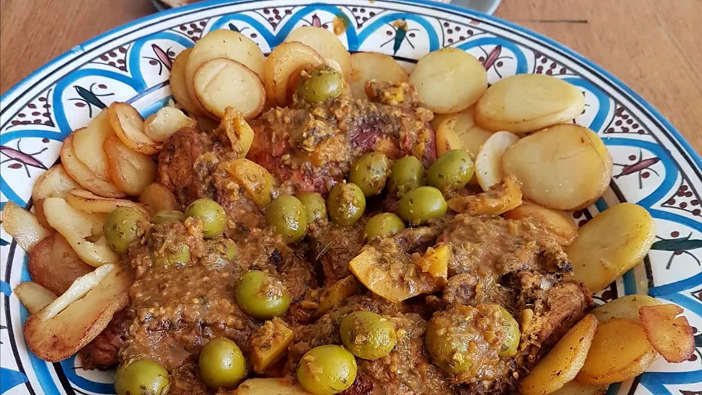 garneer met reepjes gesneden van de 2e ingelegde citroen, lekker eten met je handen samen met plat brood. Ik heb er ook nog wat gebakken aardappeltjes bij gedaan.