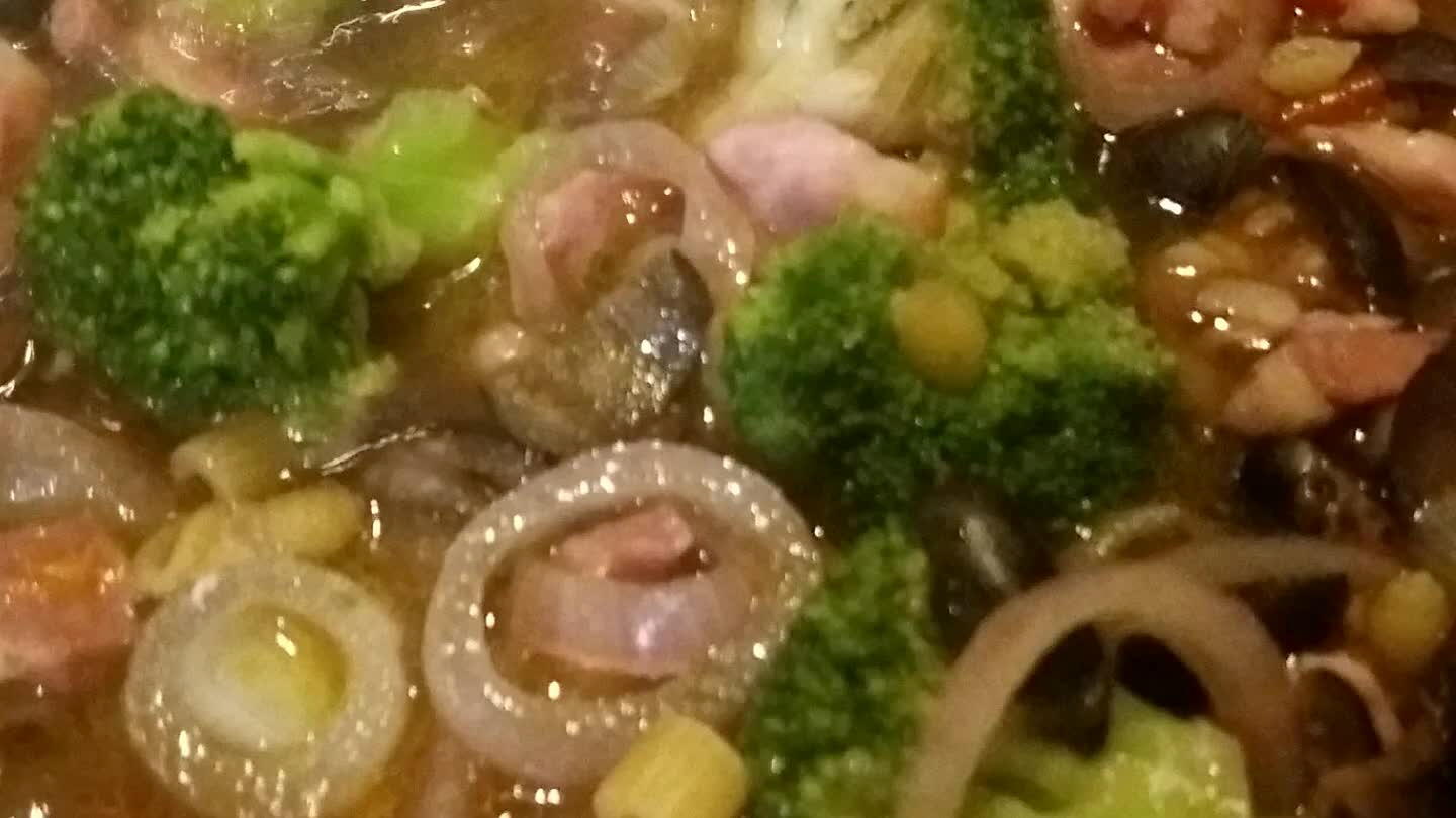 nza vegetale ...aggiungiamo i malloreddos e i ditali ...iniziamo la cottura...