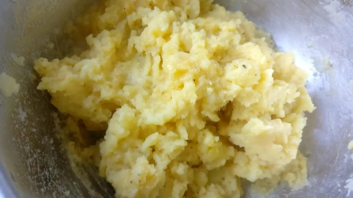 del tamaño de las patatas. Las pelamos y las cortamos pequeñitas. En un bol aplastamos las patatas con un tenedor o pasapure, añadimos la mantequilla, sal y pimienta. Por último cuando todo este bien mezclado añadimos las yemas y mezclamos bien hasta tener una base cremosa y dejamos macerar un par de horas en el frigorífico.