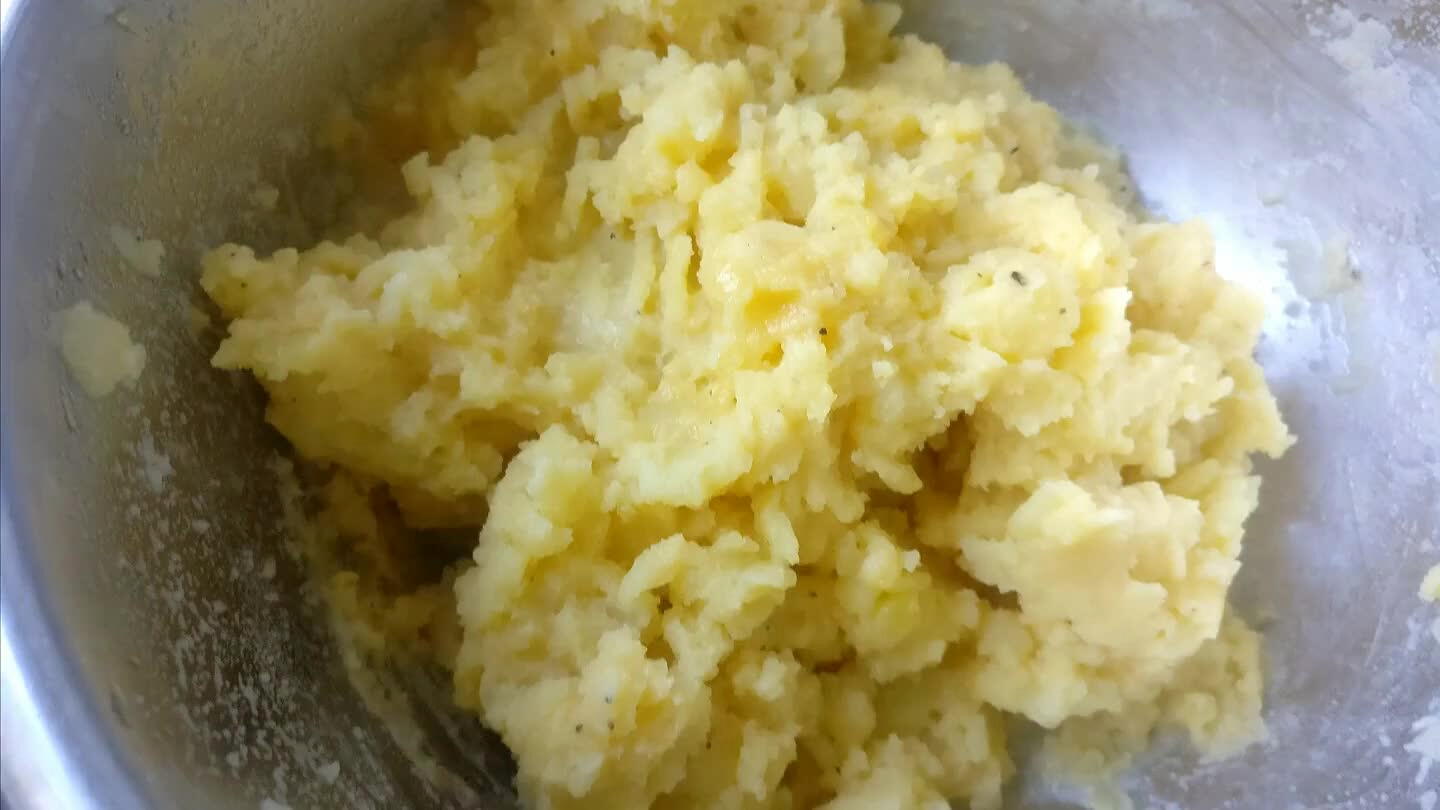 del tamaño de las patatas. Las pelamos y las cortamos pequeñitas. En un bol aplastamos las patatas con un tenedor o pasapure, añadimos la mantequilla, sal y pimienta. Por último cuando todo este bien mezclado añadimos las yemas y mezclamos bien hasta tener una base cremosa y dejamos macerar un par de horas en el frigorífico.