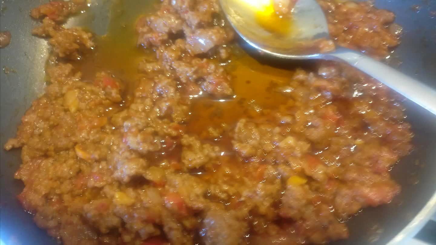 vez pochado añadimos la carne y la hacemos a fuego lento. Cuando ya este cocinada añadimos un poco de tomate y dejamos que la salsa reduzca. Salpimentamos y el toque de cayena a gusto.