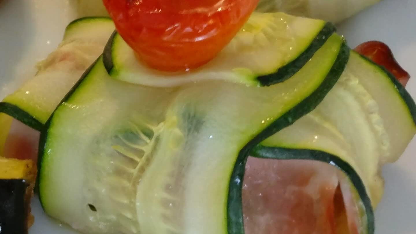 el queso feta. Posteriormente cerramos como si fuera un saquito y decoramos con medio tomate cherry