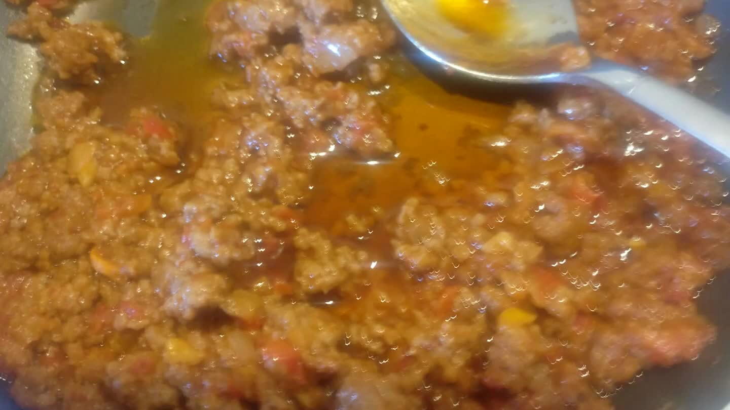 y removemos. Por último salpimentamos. Cuando este listo añadimos el queso cortado en daditos y reservamos