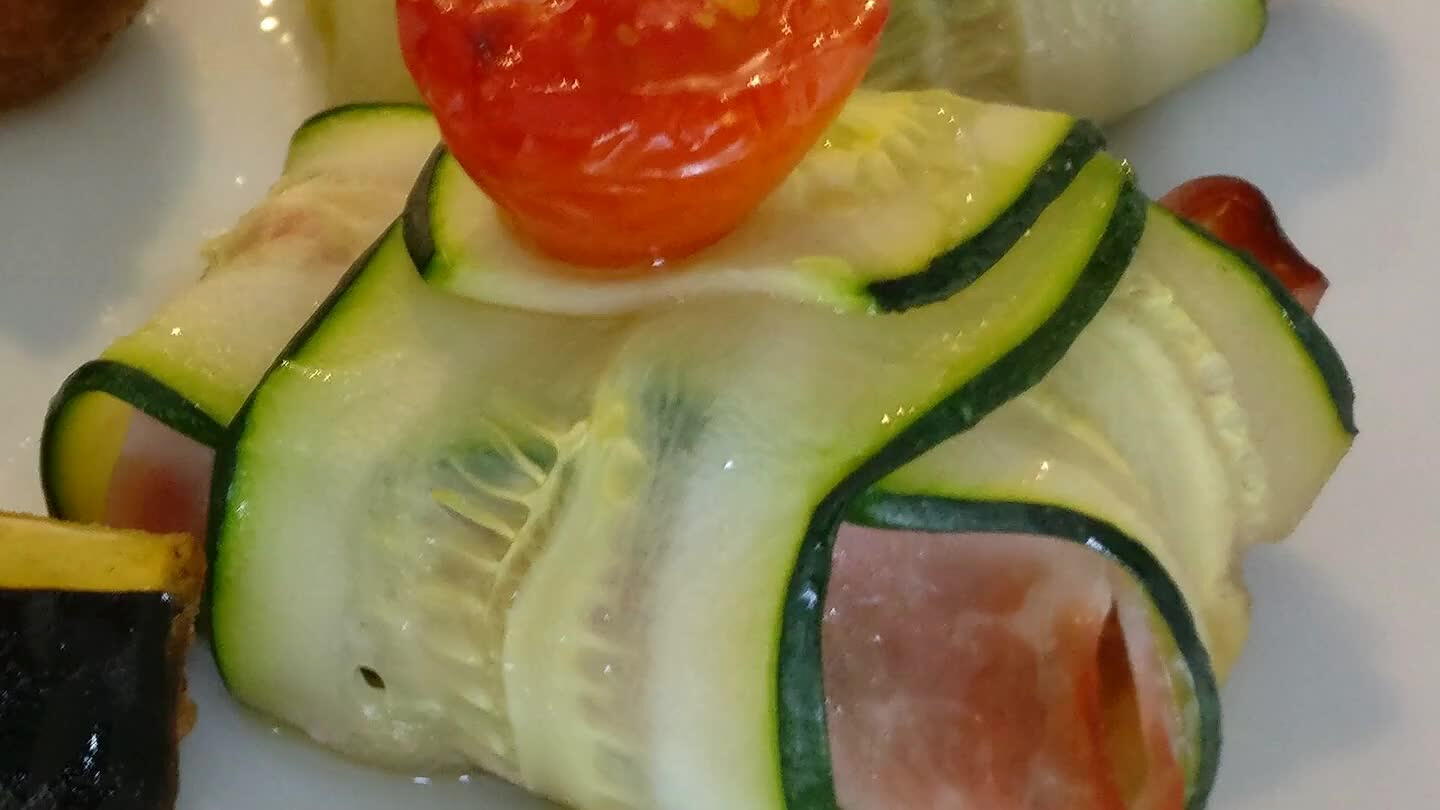 el queso feta. Posteriormente cerramos como si fuera un saquito y decoramos con medio tomate cherry