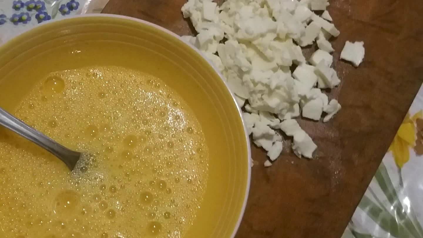 agliamo a dadini la mozzarella ...
