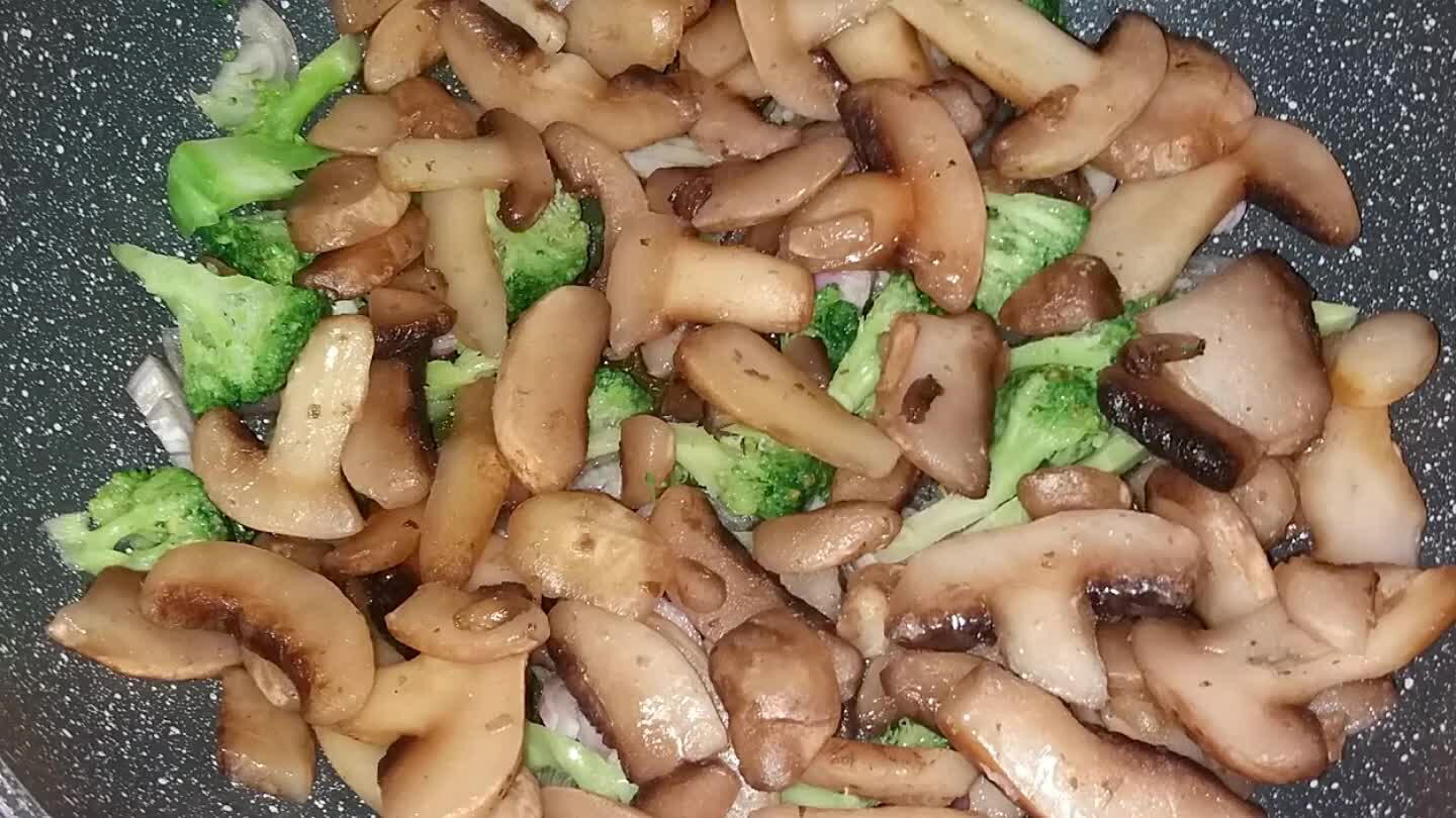 poi lo scalogno a fette ... il peperoncino ... i funghi ... i broccoli e iniziamo a soffriggere correggendo con un pizzico di sale...prepariamo anche l'acqua x la pasta ...