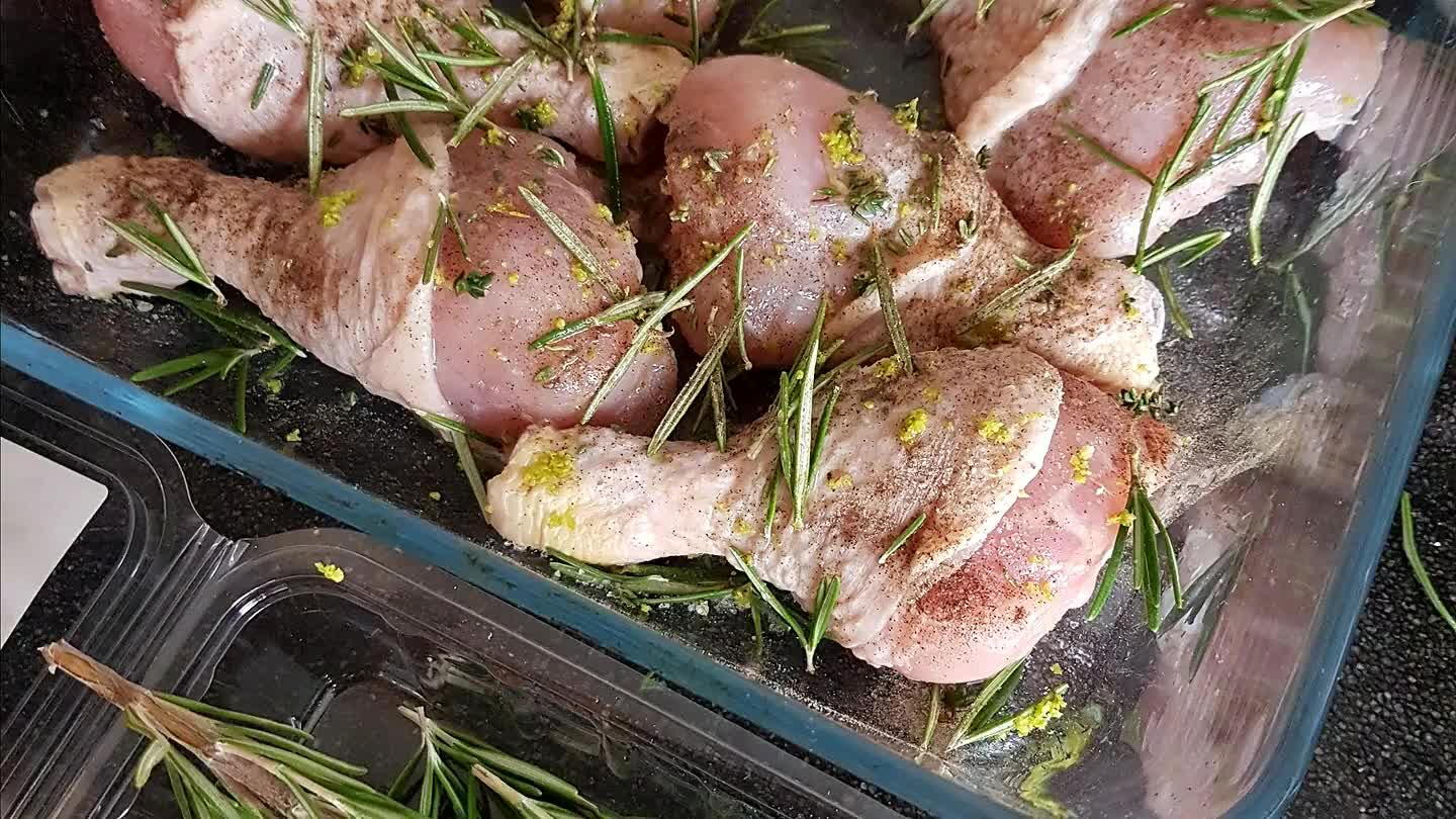 olie, meng het lekker door elkaar. Snijd het overgebleven citroen in stukjes en leg ook dit tussen de kip.