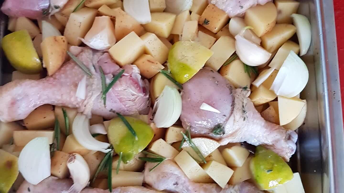 ook een plaatsje. Voeg alles wat nog in de kom zit aan kruiden en marinade erbij. Ik heb er ook nog een in ringen gesneden ui aan toegevoegd.