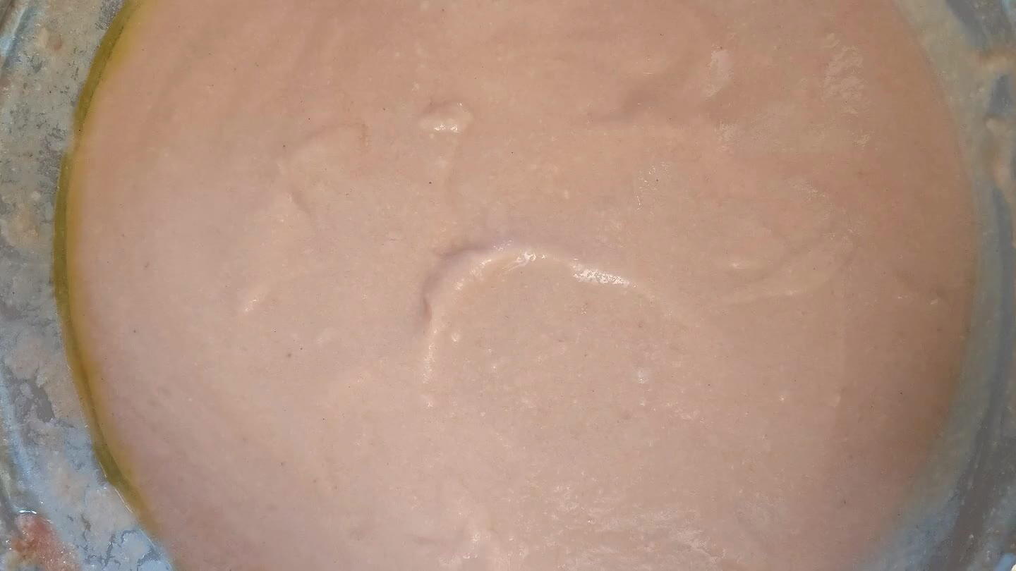 de crema espesita. Para acompañar al salmorejo, se pueden poner trocitos picaditos de jamón y huevo cocido.