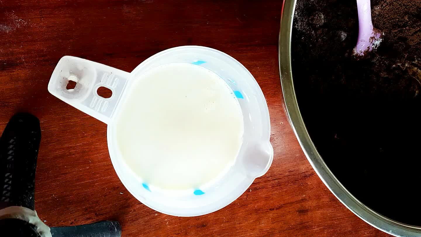 eserve. Acrescente o cravo em pó, a canela em pó e uma lata de cerveja de 268 ml, mexa;