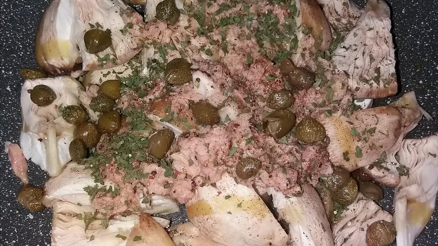 dentemente lavate e asciugate con un panno ... porle a pezzi e aggiungere il tonno...le spezie e i capperi...versiamo un'altro filo d'olio e iniziamo la cottura ...