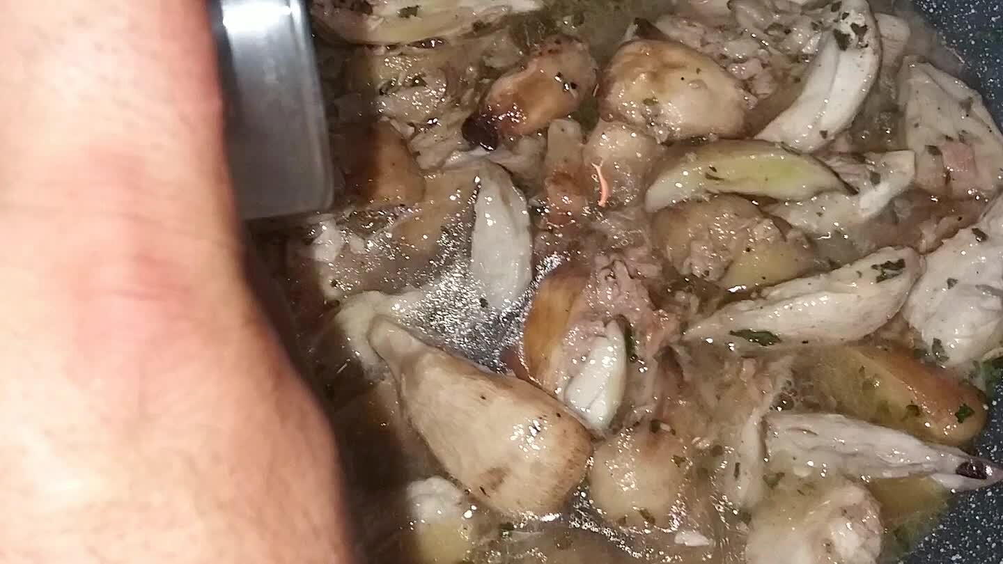 o moderato sfumiamo con del buon vino bianco e continuiamo la cottura mescolando delicatamente...diminuiamo un poco la fiamma del fornello ...nel mentre versate anche i malloreddos nell'acqua di bollitura...