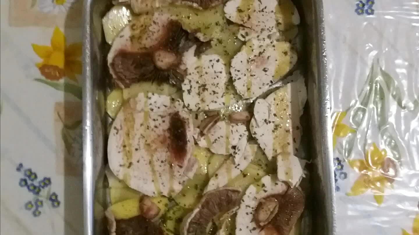 a mezzo centimetro ...posizioniamo uno strato ...saliamo e aggiungiamo i prataioli anche essi tagliati a fettine ...oliamo ...pepiamo ...mettiamoci anche del prezzemolo tritato ...qualche pezzetto di aglio ...sovraponiamo delle fette di formaggio Provola dolce e riproponiamo il tutto con un secondo strato di tutto...