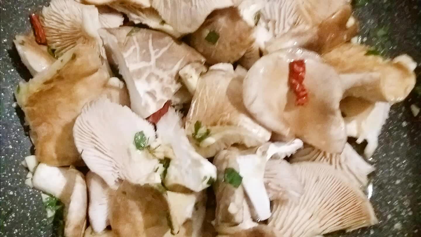 amoli a grossi pezzi e adagiamoli con 2 cucchiai di olio EVO tagliamo a pezzettini 3 spicchi d'aglio e sminuzziamo un mazzetto di prezzemolo...3 peperoncini rossi possibilmente molto piccanti ...