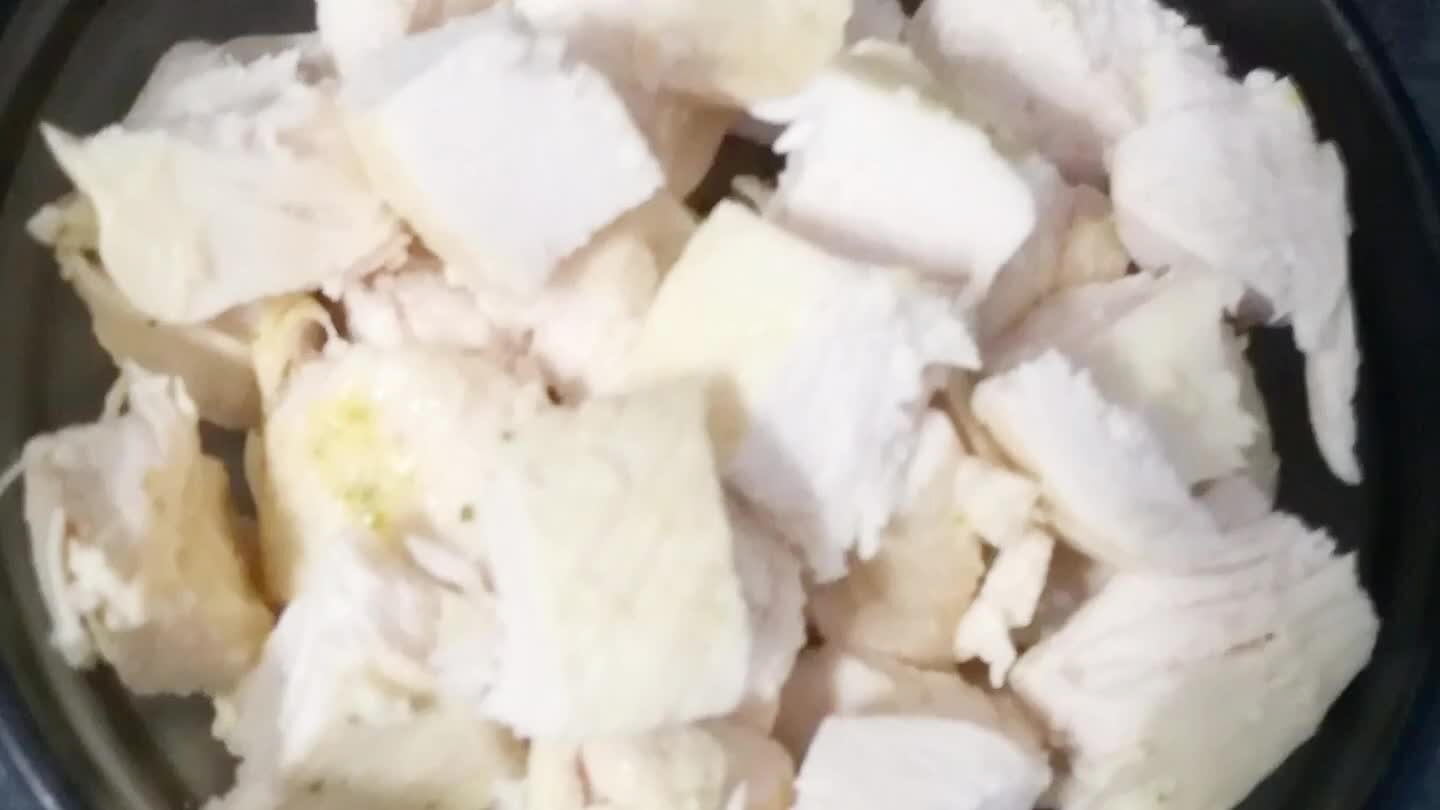 y bulion (rosół drobiowy). Kurczak gotuje przez ok. 10-15 minuty. Pamiętajmy by nie gotować mięsa drobiowego zbyt długo. Jeśli zbyt długo trzymamy kurczaka w gorącej temperaturze, traci on soczystość i staje się suchy.