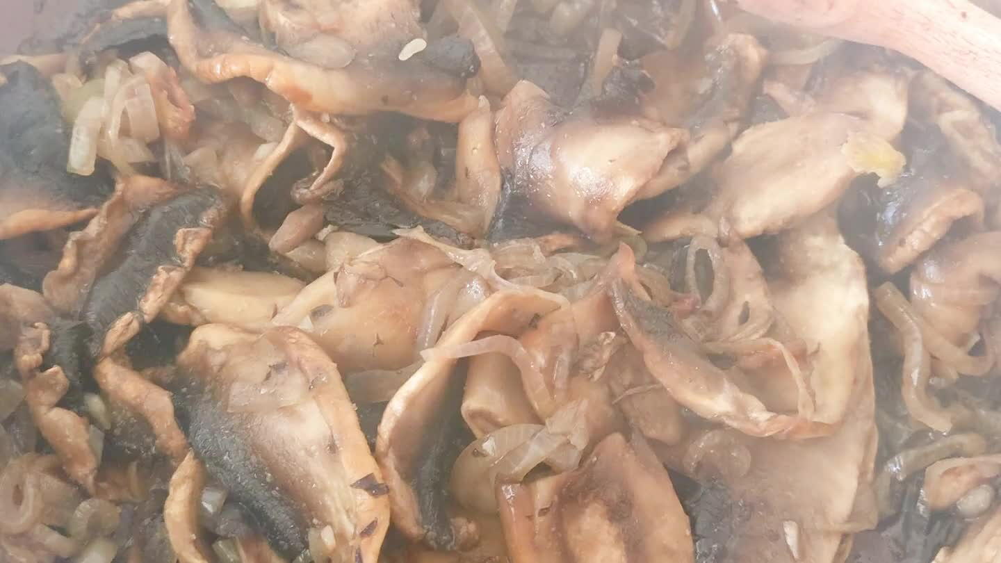 ar pochaditas añadir los champiñones fileteados y hacer a fuego lento hasta que este todo bien hecho. Salpimentar y reservar