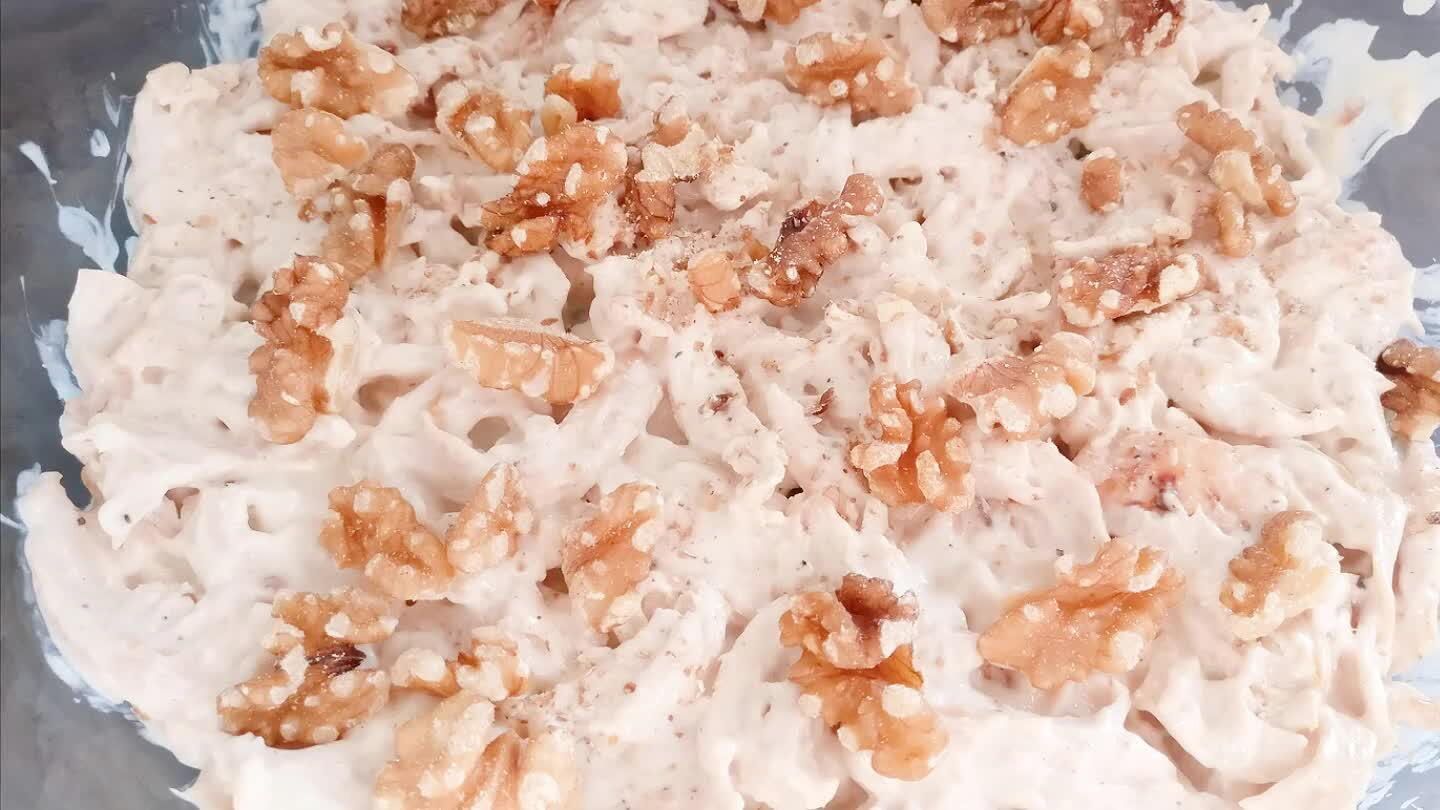 n unas nueces peladas y sobre esta la capa de champiñones y luego la de remolacha. Como toque final para decorarlo los granos de granada sobre la capa de remolacha y ciruelas.