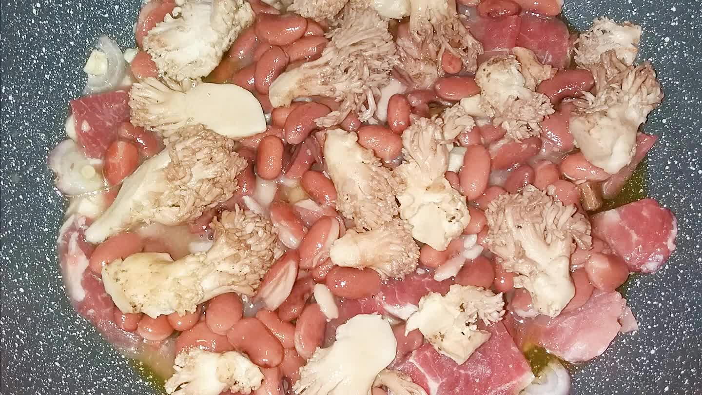 il filetto a tranci piccoli...i fagioli...la ramaria e il basilico...iniziamo la cottura ...
