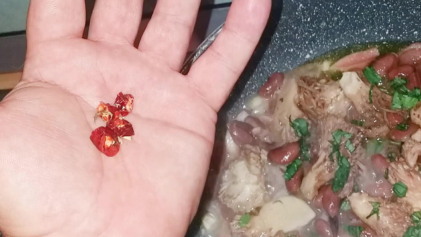 .continuiamo la cottura sfumando con del buon vino e mettiamo il coperchio...x altri 5 min.