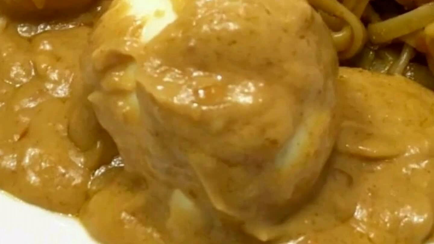 op laag vuur een half uurtje pruttelen.(kook de rijst alvast)Als laatste roer je de mandarijntjes erdoor. Gebruik het mandarijnensap om de saus naar wens wat dunner te maken. Witte rijst, hardgekookt ei en satesaus erbij en een verrukkelijke maaltijd is klaar om gegeten te worden.