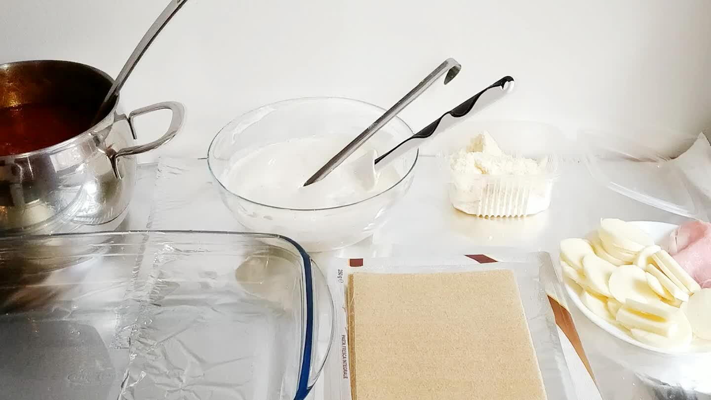 ggio, besciamella, Galbanino, prosciutto e una bella teglia dove disporre le vostre lasagne. Incominciare mettendo un mestolo di ragú, un mestolo di besciamella e un pó di parmigiano e stendere bene tutto