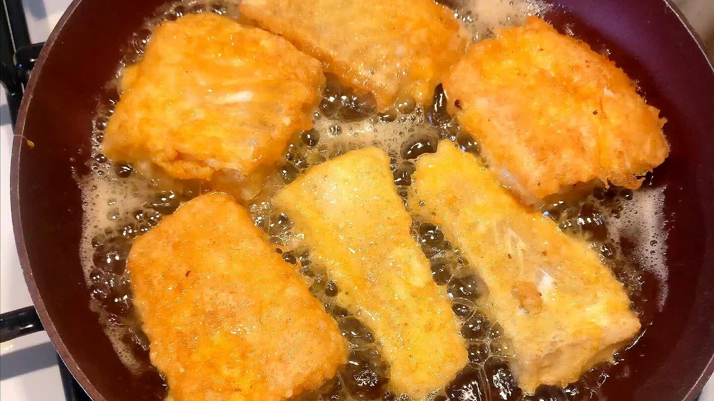 reimos los lomos en el aceite para freir a una temperatura alta. Una vez fritos reservar en un plato