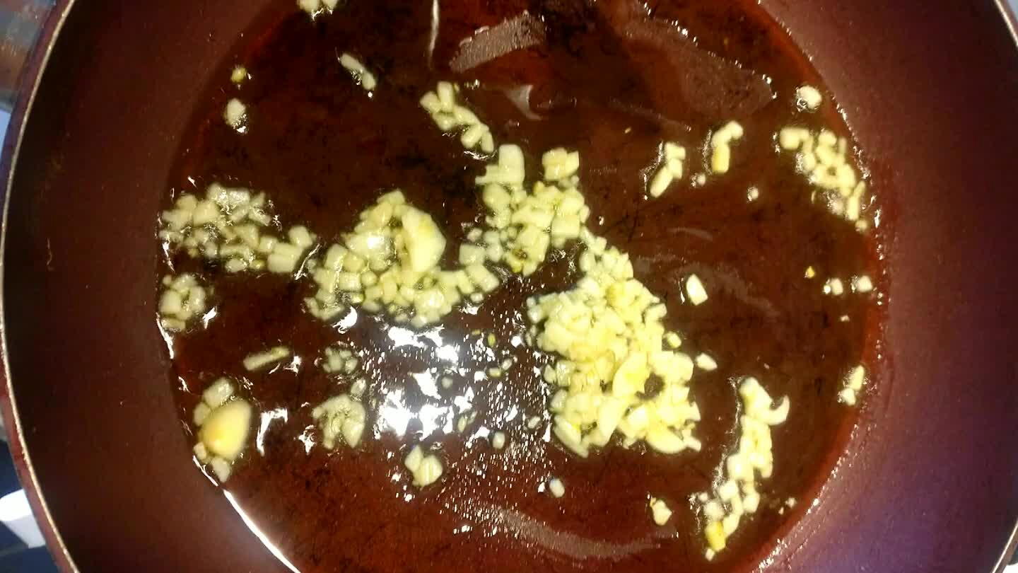 ñadimos una cucharadita de harina y rehogamos todo junto, junto con sal y pimienta al gusto. Cuando la harina esta tostada, añadimos la manzana cortada en rodajas y la copita de cava.