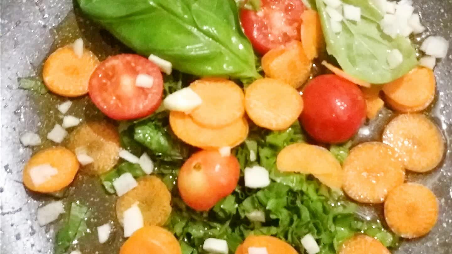 aglio...carota... 2 foglie di basilico...e 2 pomodorini spaccatti a metà...