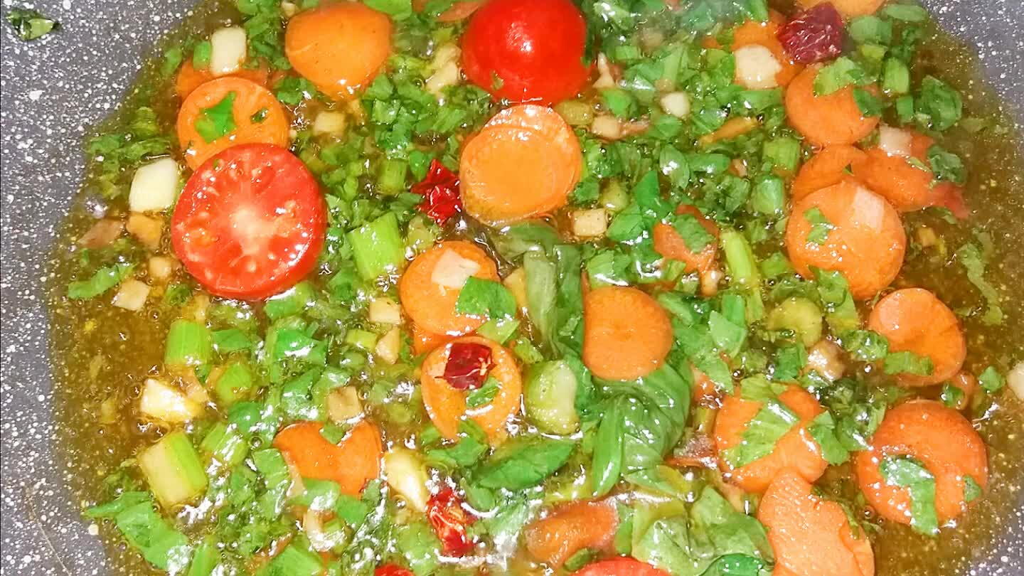 ggiungendo i pezzi di funghi...