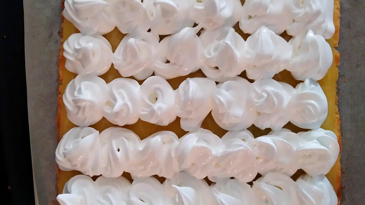 tre fermes, ajouter sucre puis levure. Mixer jusqu'à ce que la neige soit ferme. Recouvrir avec les blancs en neige à la cuillère et napper. Si vous voulez un rendu comme sur la photo il vous faudra une poche mais il faudra sûrement avoir un peu plus de meringue. Cuire à feux doux (120 /150°C) jusqu'à ce que la meringue brunisse. Environ 10 à 15 minutes tout dépend votre four. Sur la photo c'est au chalumeau.