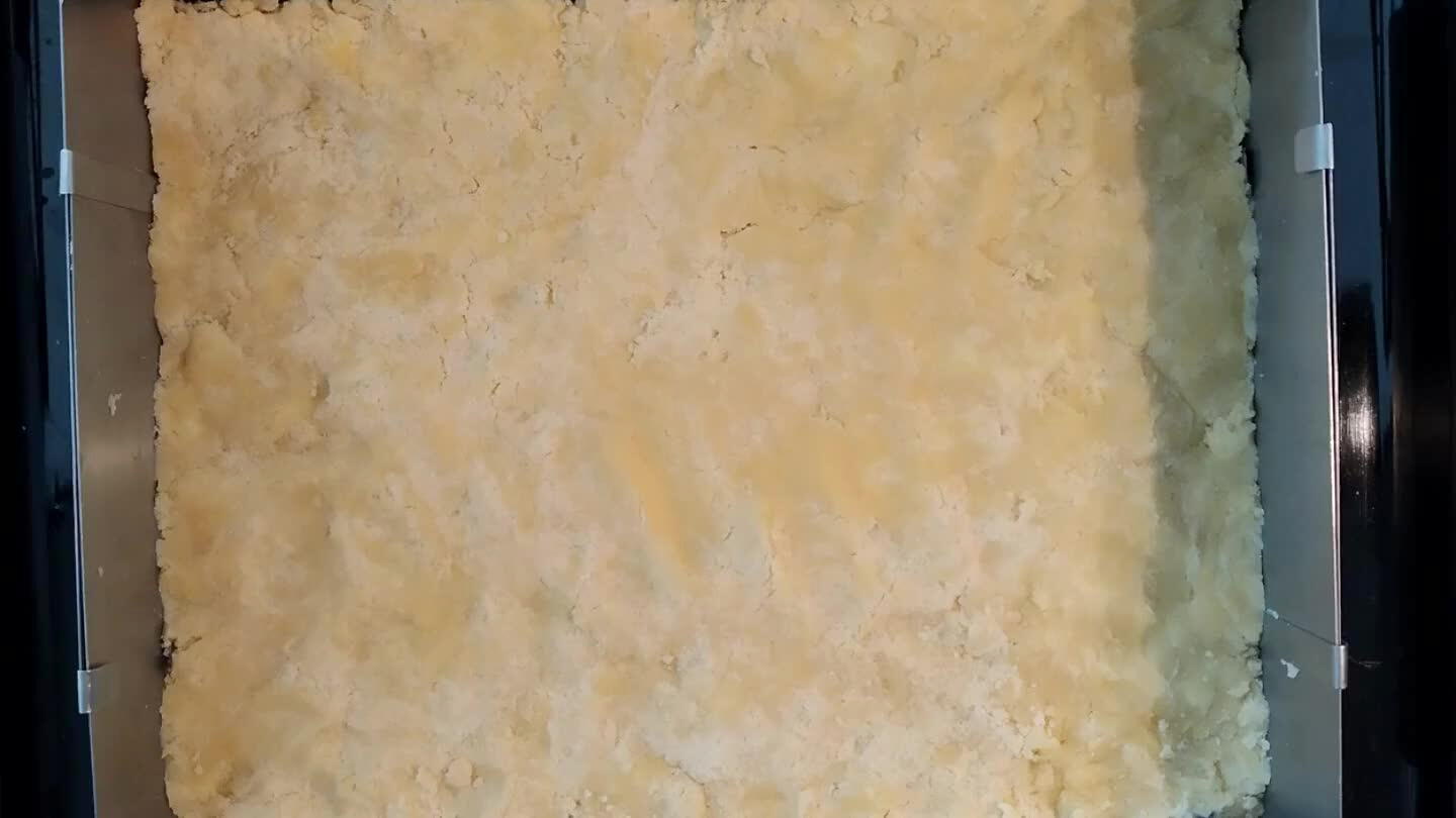 oto moi je l'ai fait en rectangle mais c'était pour un anniversaire. Pour foncer le moule moi j'étale la pâte à la main. Mettre du papier cuisson sur la pâte et mettre haricot sec, pâte ou riz tout dépend de ce que vous avez sur le papier cuisson pour éviter que la pâte gonfle pendant la cuisson. Faire cuire juste la pâte pendant 20 à 25 minutes à 180 °C. Baisser le four après la cuisson à 120 °C/150°C pour la meringue
