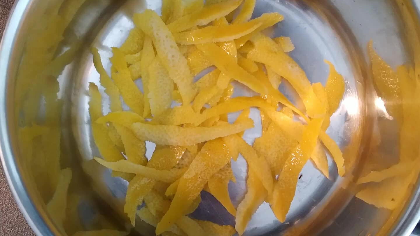 erole. Presser les citrons + mettre jus avec les zestes dans une casserole. Verser le sucre + maïzena. Remuer et commencer à faire chauffer à feu doux.