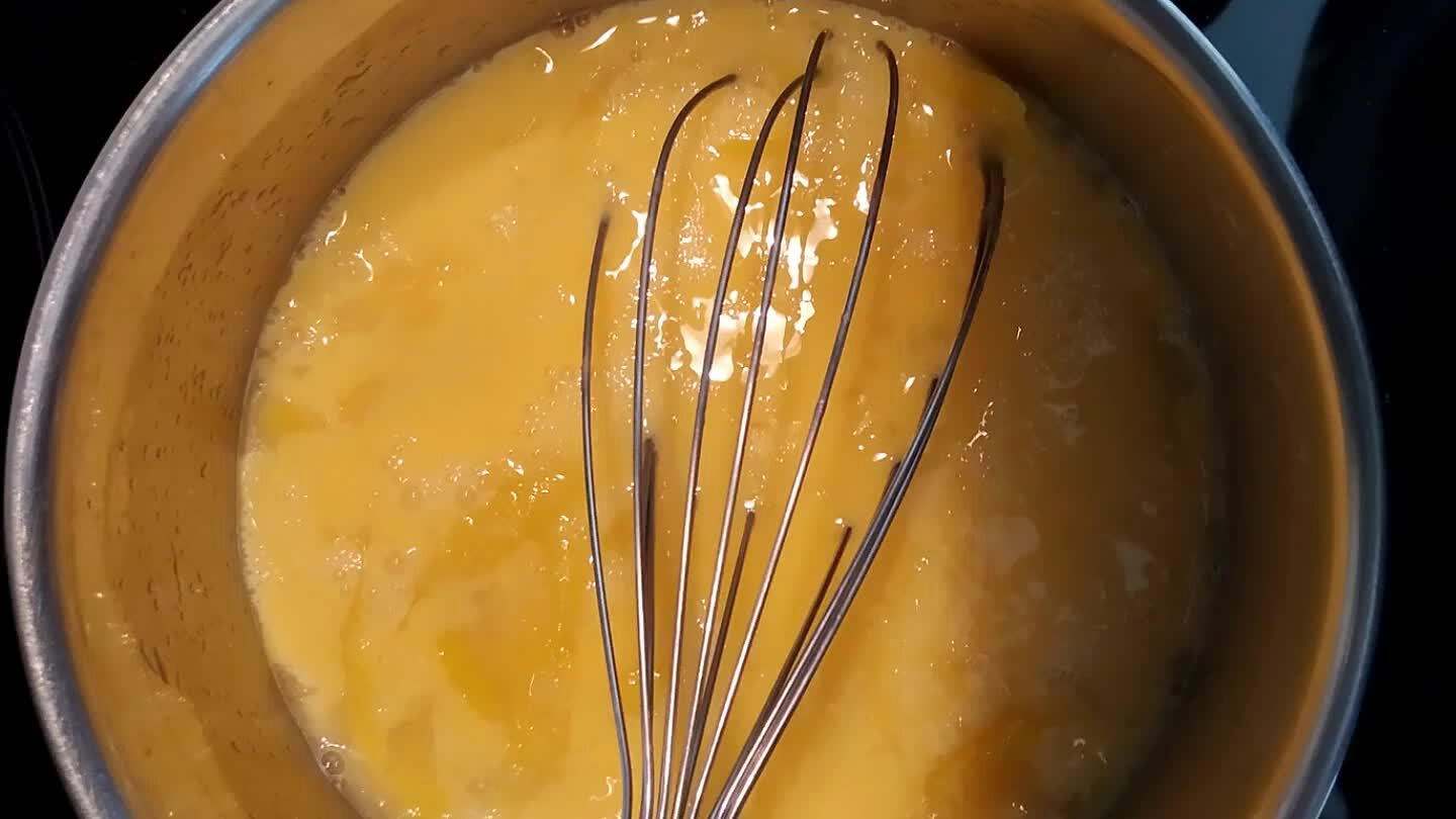 orer tout en remuant le jus de citron, sucre, maïzena + zestes. Mettte à feu fort et continuer à remuer à l'aide d'un fouet. Le mélange va commencer à s'épaissir. Attention de toujours remuer lorsque les oeufs sont ajoutés car la crème pourrait brûler. Ôter du feu, alors moi je filtre ma crème pour ne pas mettre les zestes je préfère.... Et verser le fond de tarte cuit.