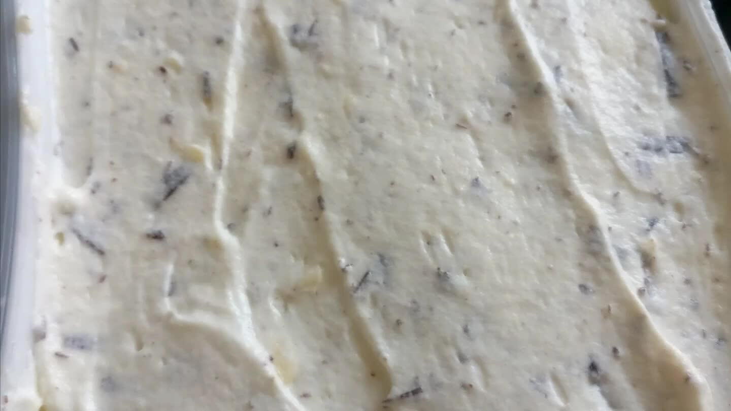 n en el congelador. Batimos la nata hasta que este montada. Luego con una varilla de mano, mezclamos con el resto de los ingredientes y mezclamos bien. Hechamos la mezcla en un bol para congelar y metemos al congelador